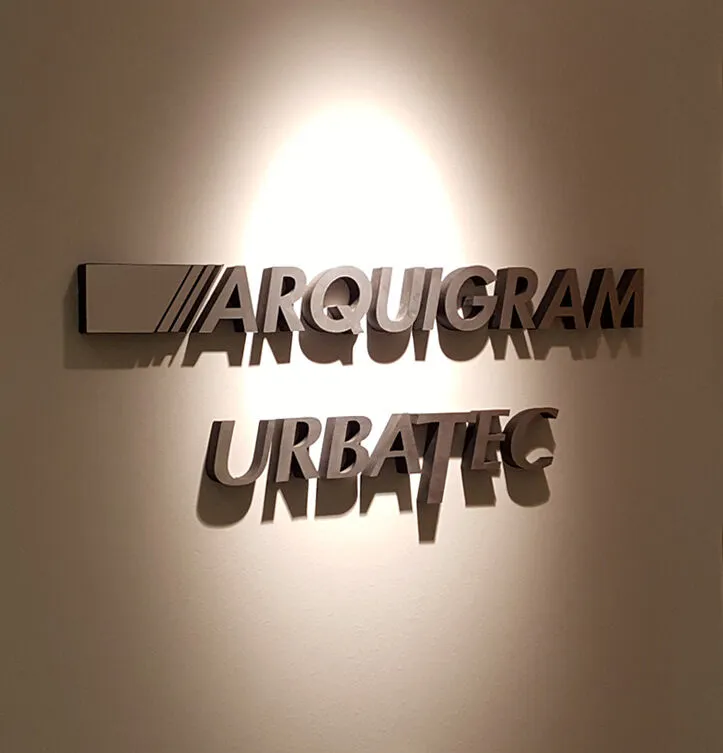 Cartel de Arquigram y Urbatec en la recepción del estudio