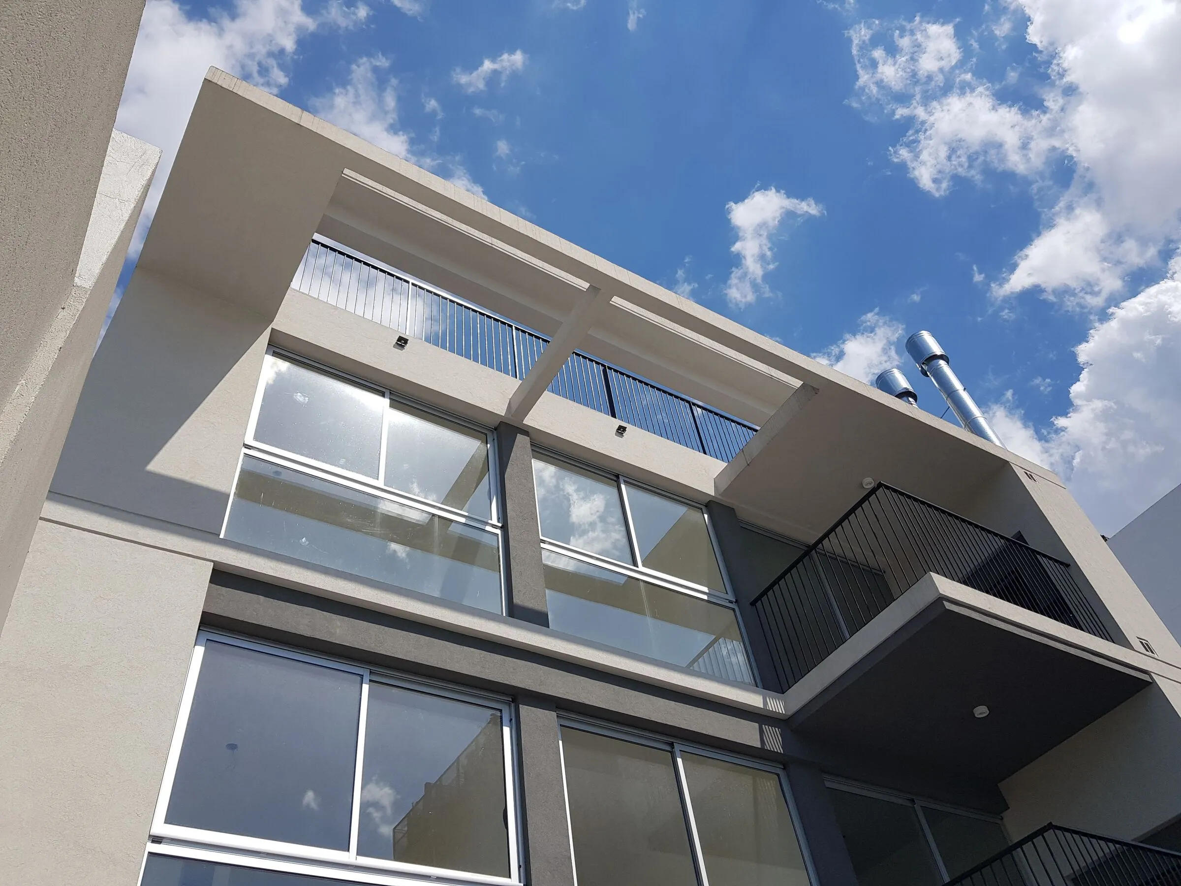 Fachada de un edificio de viviendas construido por Urbatec