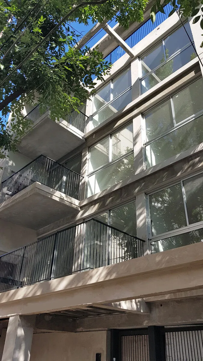 Balcones de un edificio de viviendas terminado
