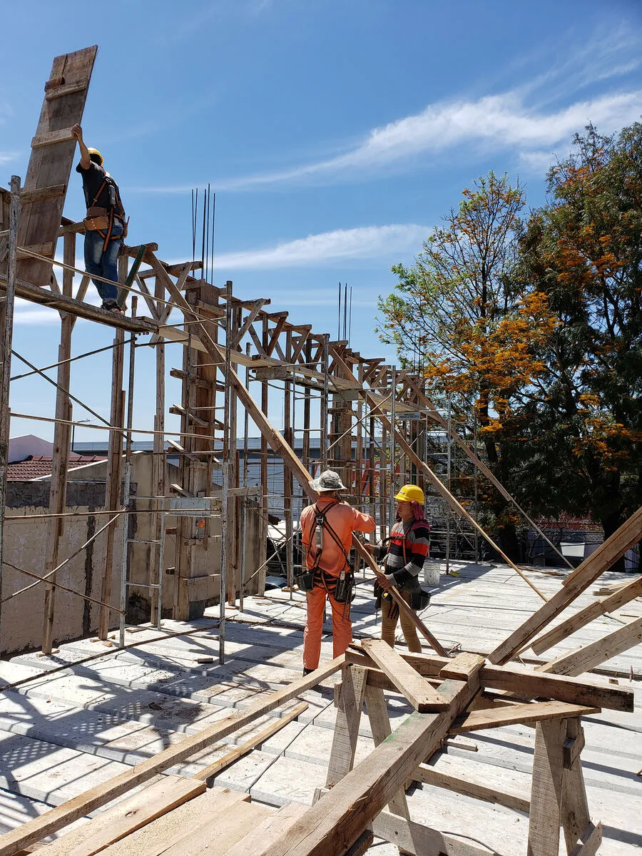 Equipo de Urbatec trabajando en una estructura en obra